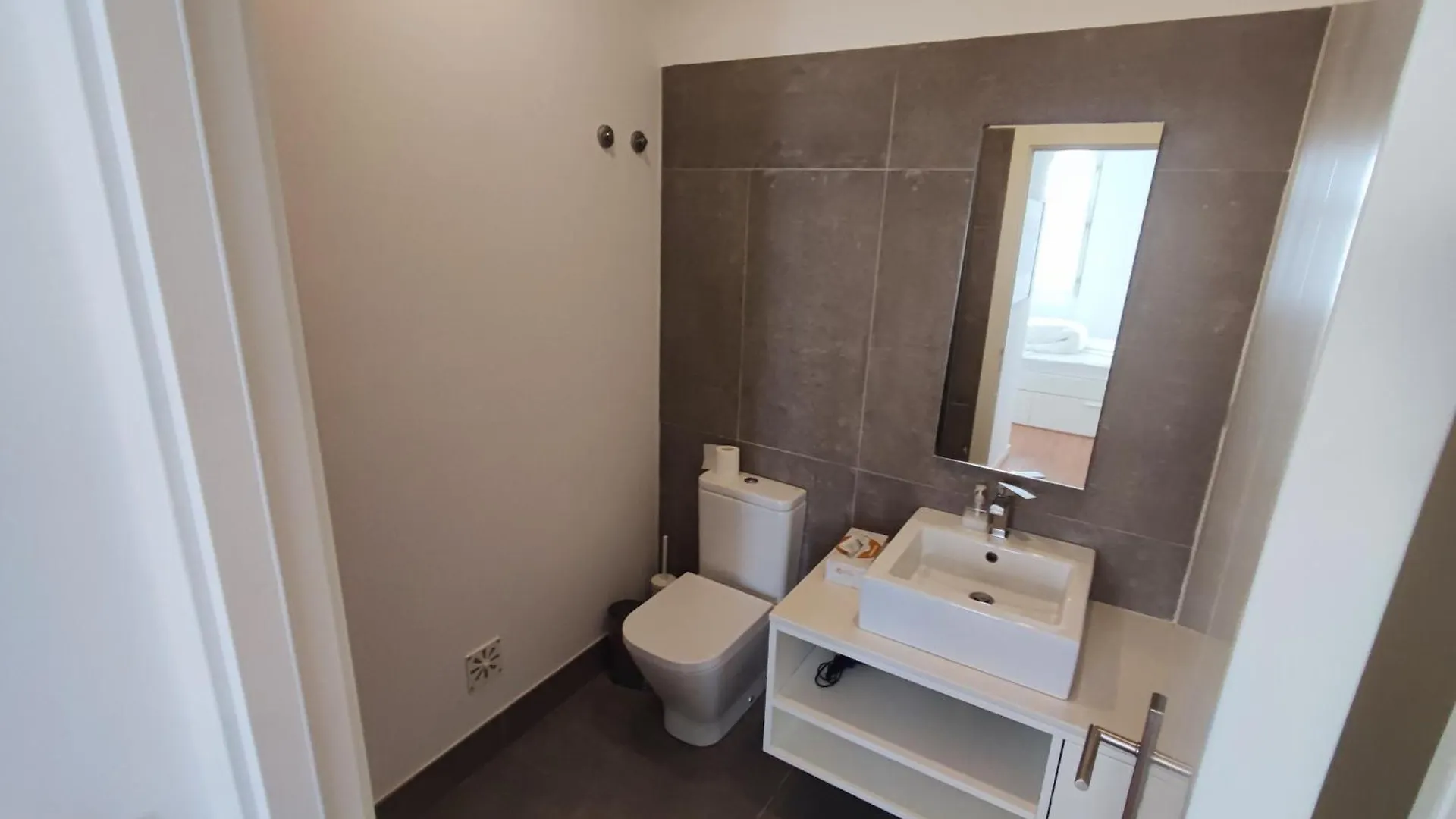 Apartment Lisbon T1 Balcony W River Views, R Cidade Cardiff, Lisbon